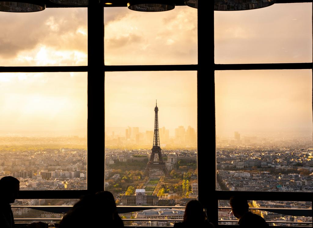 La Tour Montparnasse : Un Panorama Imprenable sur Paris, à Découvrir lors de votre Séjour à l'Hôtel des Mines